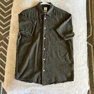 Men’s button up short sleeve shirt, size small